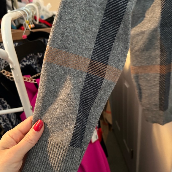 Sweaters - Picture 3 of 4